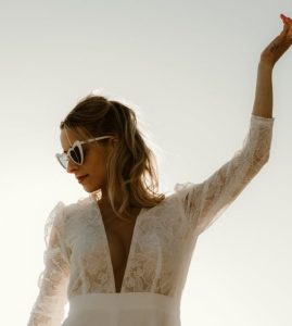 robe de mariée bohème décolleté dos manches 3/4 dentelle jupe fluide traine Nantes