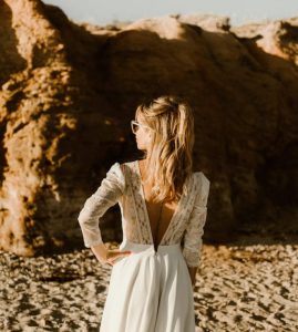 robe de mariée bohème décolleté dos manches 3/4 dentelle jupe fluide traine Nantes