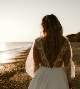 robe de mariée bohème décolleté V dentelle grosses manches poignets dentelle 44
