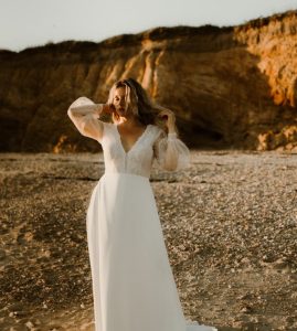 robe de mariée bohème décolleté V dentelle grosses manches poignets dentelle 44