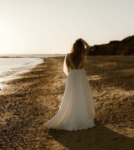 robe de mariée moderne décolleté dos dentelle manches bouffantes jupe traine Nantes
