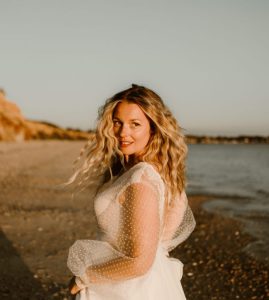 robe de mariée moderne décolleté dos dentelle manches bouffantes jupe traine Nantes