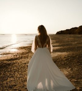 robe de mariée moderne décolleté dos dentelle manches bouffantes jupe traine Nantes