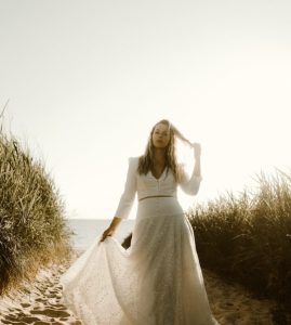 robe de mariée moderne manches 3/4 jupe fluide qui tourne dentelle feuilles boutons Nantes