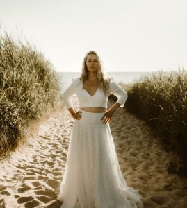 top et jupe de mariée moderne manches 3/4 décolleté V dentelle feuilles boutons 44
