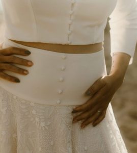 top et jupe de mariée moderne manches 3/4 décolleté V dentelle feuilles boutons 44