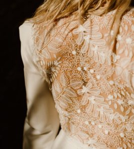 ensemble de mariée moderne dentelle feuilles jupe fluide boutons Saint Nazaire