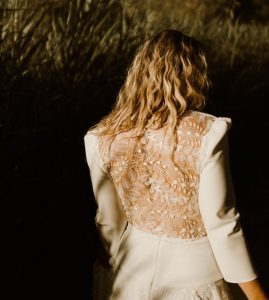 ensemble de mariée moderne dentelle feuilles jupe fluide boutons Saint Nazaire