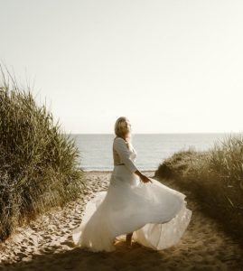 ensemble de mariée moderne dentelle feuilles jupe fluide boutons Saint Nazaire