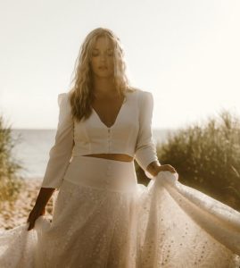 robe de mariée moderne manches 3/4 jupe fluide qui tourne dentelle feuilles boutons Nantes