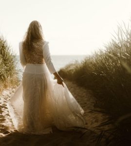 robe de mariée moderne manches 3/4 jupe fluide qui tourne dentelle feuilles boutons Nantes