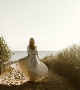 robe de mariée moderne manches 3/4 jupe fluide qui tourne dentelle feuilles boutons Nantes